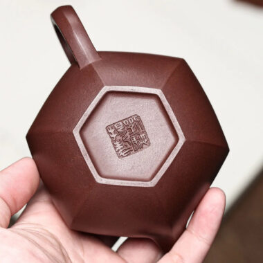 Full Handmade Yixing Zisha Teapot [Liufang Fanggu Pot] (Zi Ni – 200ml)