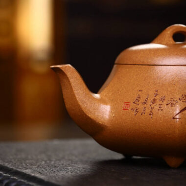Full Handmade Yixing Zisha Teapot [Liufang Han Tang Shi Piao Pot] (Wucai Lao Duan Ni – 240ml)