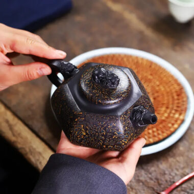 Full Handmade Yixing Zisha Teapot [Liufang Hei Bao] (Hei Jiao Ni – 310ml)