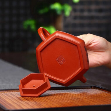 Full Handmade Yixing Zisha Teapot [Liufang Shi Piao Pot] (Xiao Meiyao Zhu Ni – 280ml)