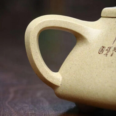 Full Handmade Yixing Zisha Teapot [Liufang Ziye Shi Piao Pot] (Bensan Lu Ni – 300ml)
