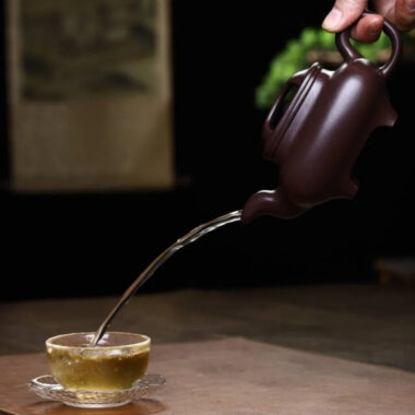 Full Handmade Yixing Zisha Teapot [Niu Gai Chuan Lu Pot] (Lao Zi Ni – 380ml)