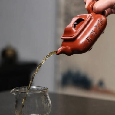 Full Handmade Yixing Zisha Teapot [Niu Gai Chuan Lu Pot] (Xiao Meiyao Zhu Ni – 250ml)