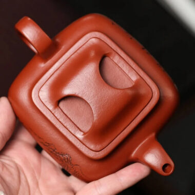 Full Handmade Yixing Zisha Teapot [Niu Gai Chuan Lu Pot] (Xiao Meiyao Zhu Ni – 250ml)