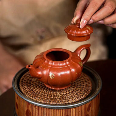 Full Handmade Yixing Zisha Teapot [Piao Hua Xiao Ying] (Xiao Meiyao Zhu Ni – 180ml)