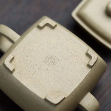Full Handmade Yixing Zisha Teapot [Rong Fang Pot] (Bensan Lu Ni – 180ml)