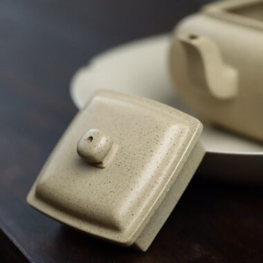 Full Handmade Yixing Zisha Teapot [Rong Fang Pot] (Bensan Lu Ni – 180ml)