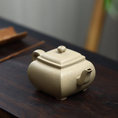 Full Handmade Yixing Zisha Teapot [Rong Fang Pot] (Bensan Lu Ni – 180ml)