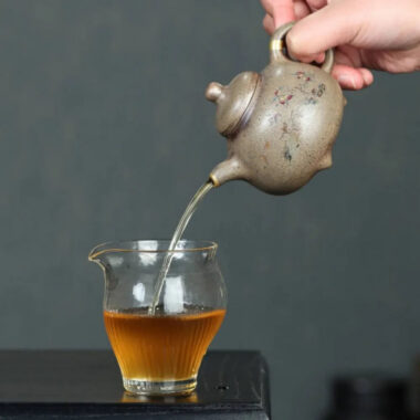 Full Handmade Yixing Zisha Teapot [Ruding Tripod Pot] (Lao Duan Ni – 200ml)