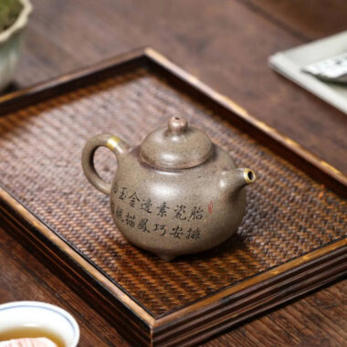 Full Handmade Yixing Zisha Teapot [Ruding Tripod Pot] (Lao Duan Ni – 200ml)