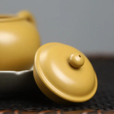 Full Handmade Yixing Zisha Teapot [Shui Ping Pot] (Huangjin Zhu Ni – 220ml)