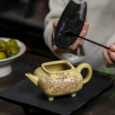 Full Handmade Yixing Zisha Teapot [Song Yun Cha Xiang] (Bensan Lu Ni – 400ml)