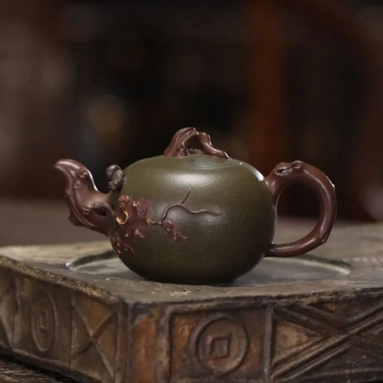 Full Handmade Yixing Zisha Teapot [Squirrel Grape Pot] (Lu Ni/Hong Ni – 170ml)