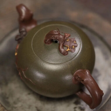 Full Handmade Yixing Zisha Teapot [Squirrel Grape Pot] (Lu Ni/Hong Ni – 170ml)