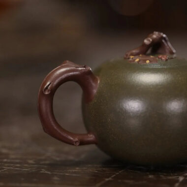 Full Handmade Yixing Zisha Teapot [Squirrel Grape Pot] (Lu Ni/Hong Ni – 170ml)