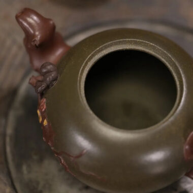 Full Handmade Yixing Zisha Teapot [Squirrel Grape Pot] (Lu Ni/Hong Ni – 170ml)