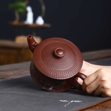 Full Handmade Yixing Zisha Teapot [Tianxia Liangcang Pot] (Zao Hong Ni – 400ml)