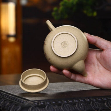 Full Handmade Yixing Zisha Teapot [Xiao Ying Pot] (Bensan Lu Ni – 240ml)