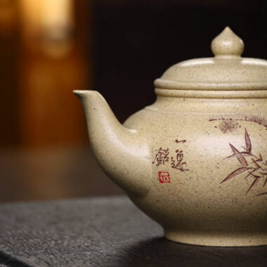 Full Handmade Yixing Zisha Teapot [Xiao Ying Pot] (Bensan Lu Ni – 240ml)
