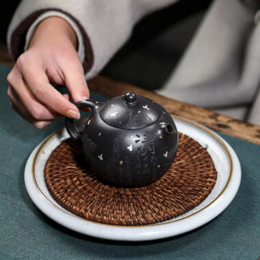 Full Handmade Yixing Zisha Teapot [Xixin Xishi] (Hei Luolan – 220ml)