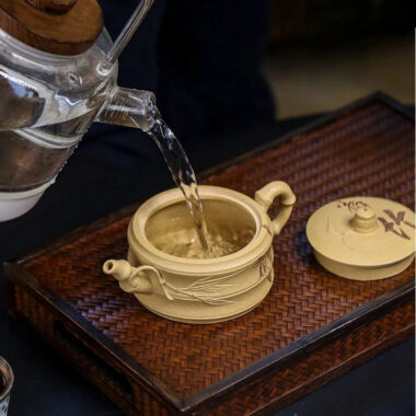 Full Handmade Yixing Zisha Teapot [Xuhuai Ruozhu] (Huangjin Duan Ni – 250ml)
