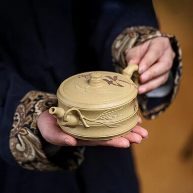 Full Handmade Yixing Zisha Teapot [Xuhuai Ruozhu] (Huangjin Duan Ni – 250ml)