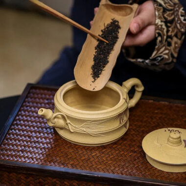 Full Handmade Yixing Zisha Teapot [Xuhuai Ruozhu] (Huangjin Duan Ni – 250ml)