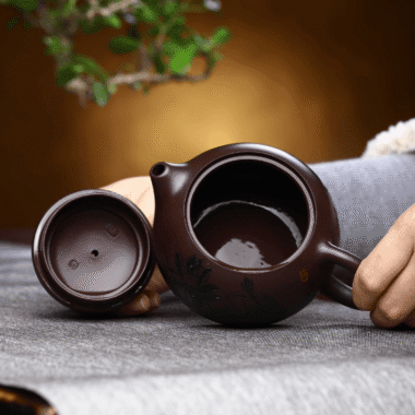 Full Handmade Yixing Zisha Teapot [Ya Shi Liu Xiang] (Zi Jia Ni – 300ml)