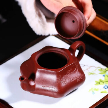 Full Handmade Yixing Zisha Teapot [Yi Hong Qing Quan] (Lao Zi Ni – 260ml)