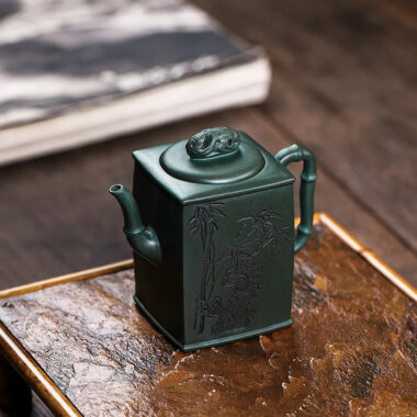 Full Handmade Yixing Zisha Teapot [Yun Qi Zhu Jing] (Feicui Lu Ni – 200ml)