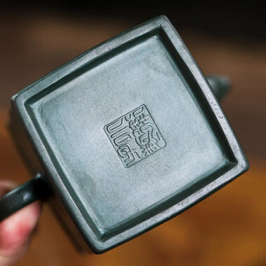 Full Handmade Yixing Zisha Teapot [Yun Qi Zhu Jing] (Feicui Lu Ni – 200ml)