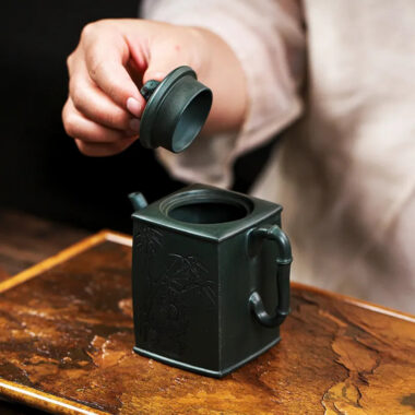 Full Handmade Yixing Zisha Teapot [Yun Qi Zhu Jing] (Feicui Lu Ni – 200ml)