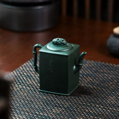 Full Handmade Yixing Zisha Teapot [Yun Qi Zhu Jing] (Feicui Lu Ni – 200ml)