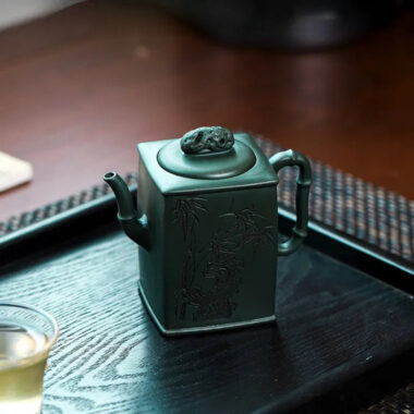 Full Handmade Yixing Zisha Teapot [Yun Qi Zhu Jing] (Feicui Lu Ni – 200ml)