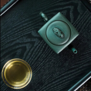 Full Handmade Yixing Zisha Teapot [Yun Qi Zhu Jing] (Feicui Lu Ni – 200ml)