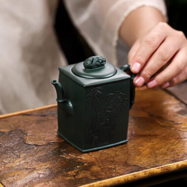 Full Handmade Yixing Zisha Teapot [Yun Qi Zhu Jing] (Feicui Lu Ni – 200ml)