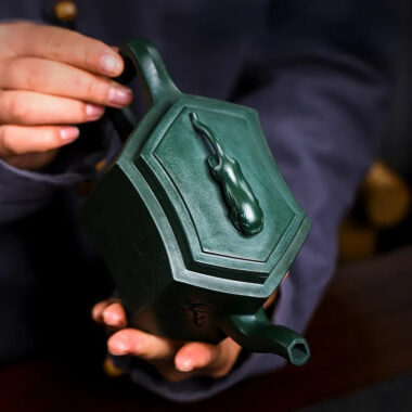 Full Handmade Yixing Zisha Teapot [Zhong Gan Yi Dan] (Feicui Lu Ni – 450ml)