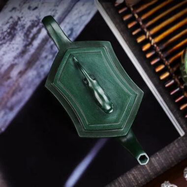 Full Handmade Yixing Zisha Teapot [Zhong Gan Yi Dan] (Feicui Lu Ni – 450ml)