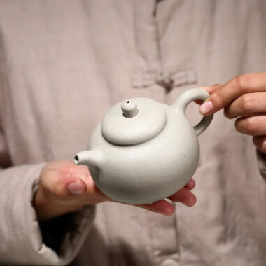 Yixing Zisha Teapot [3 Legs Ruding] (Bai Duan Ni – 290ml)