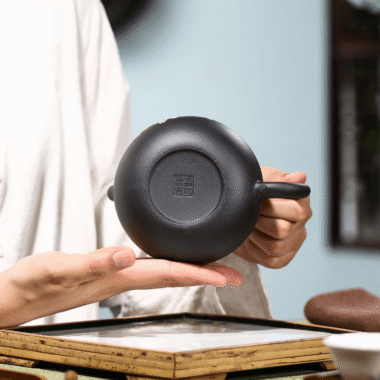 Yixing Zisha Teapot [Big Plum Blossom Xishi] (Hei Jin Sha – 430ml)