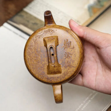 Yixing Zisha Teapot [Guan Canghai Hanwa] (High Temperature Duan Ni – 250ml)