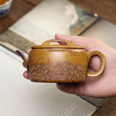 Yixing Zisha Teapot [Guan Canghai Hanwa] (High Temperature Duan Ni – 250ml)