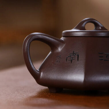 Yixing Zisha Teapot [Jiangnan Liufang Ziye Shi Piao] (Zi Ni – 220ml)