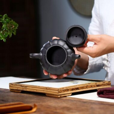 Yixing Zisha Teapot [Jin Nang Bian Zhong] (Hei Ni – 250ml)