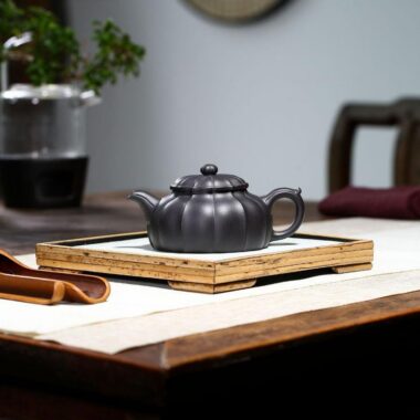 Yixing Zisha Teapot [Jin Nang Bian Zhong] (Hei Ni – 250ml)