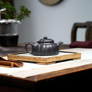 Yixing Zisha Teapot [Jin Nang Bian Zhong] (Hei Ni – 250ml)