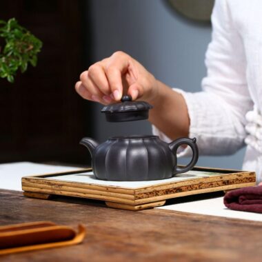 Yixing Zisha Teapot [Jin Nang Bian Zhong] (Hei Ni – 250ml)