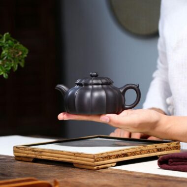 Yixing Zisha Teapot [Jin Nang Bian Zhong] (Hei Ni – 250ml)