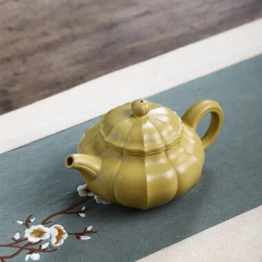Yixing Zisha Teapot [Jin Wen Fanggu] (Huangjin Duan Ni – 260ml)