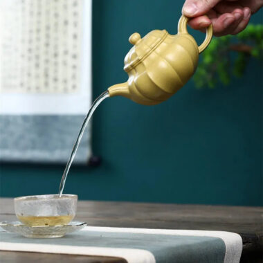 Yixing Zisha Teapot [Jin Wen Fanggu] (Huangjin Duan Ni – 260ml)